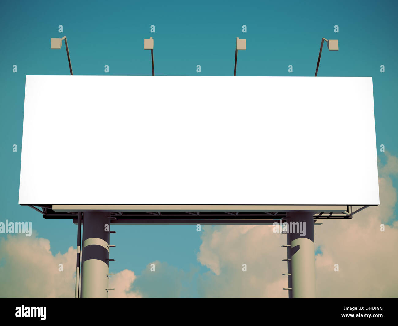 Plakat mit leeren Bildschirm gegen blauen Himmel mit Rückwirkung Stockfoto