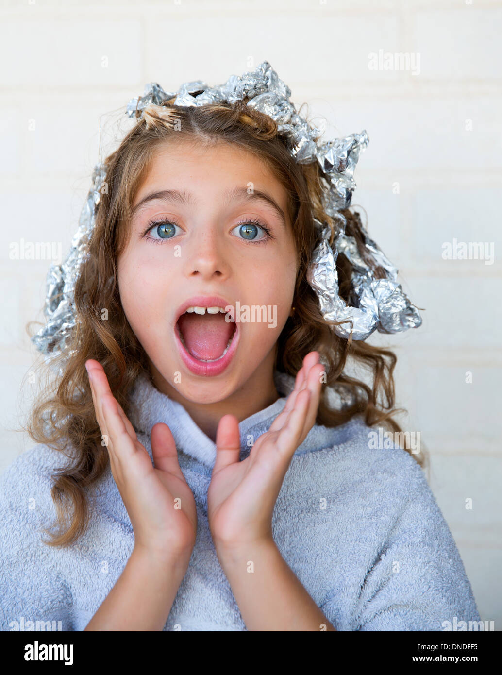 Lustige Kinder Mädchen überrascht mit seinem Dye Haare mit Folie blaue Augen Stockfoto