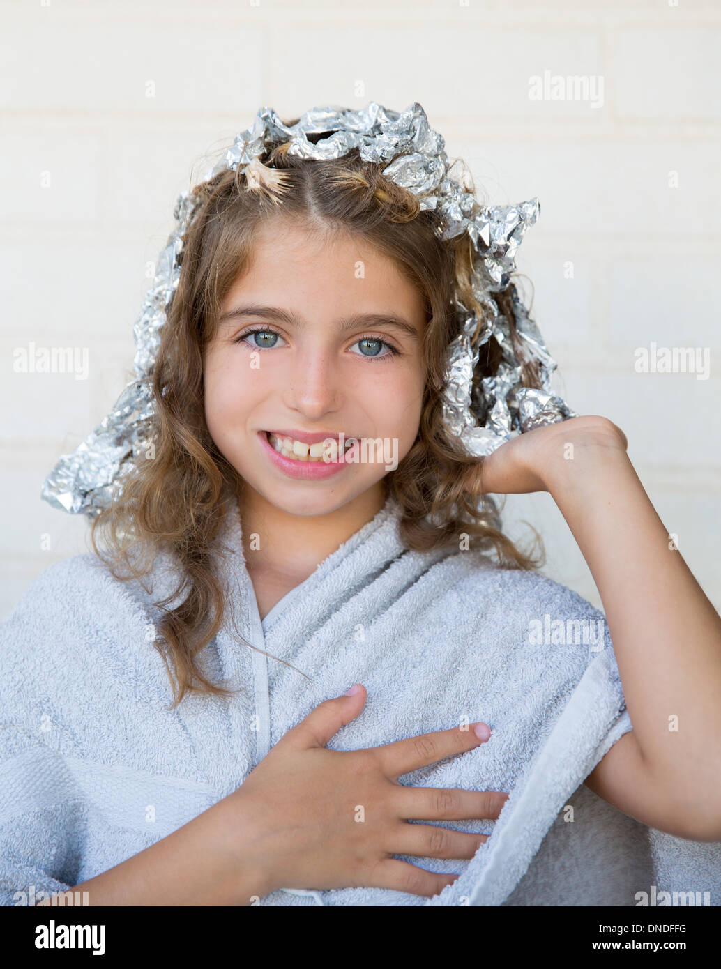 Lustige Kinder Mädchen lächelnd mit seinem Dye Haare mit Folie blaue Augen Stockfoto