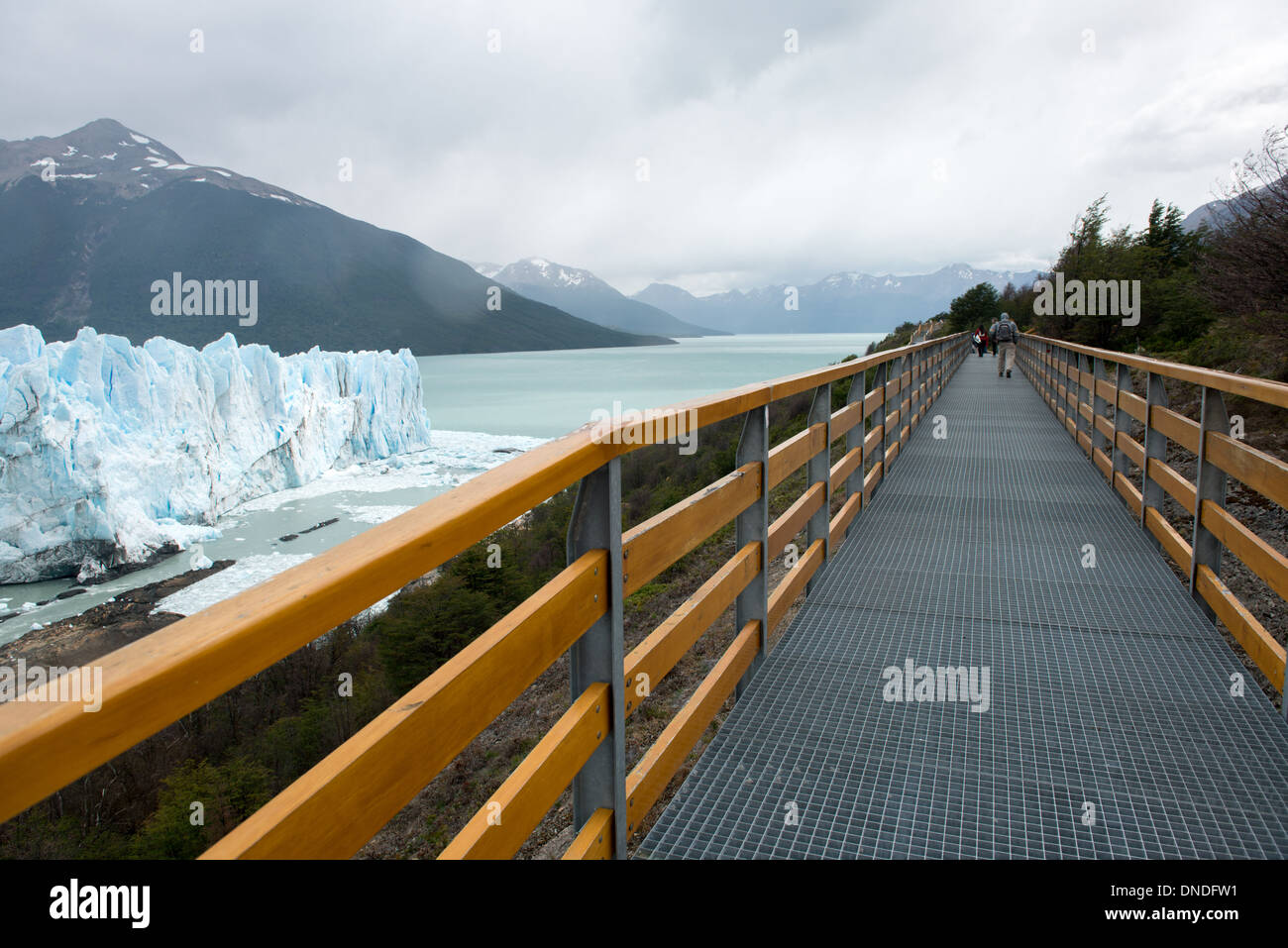 Wandern auf Brücke, Perito Moreno Gletscher Los Glaciares Nationalpark Argentinien Stockfoto