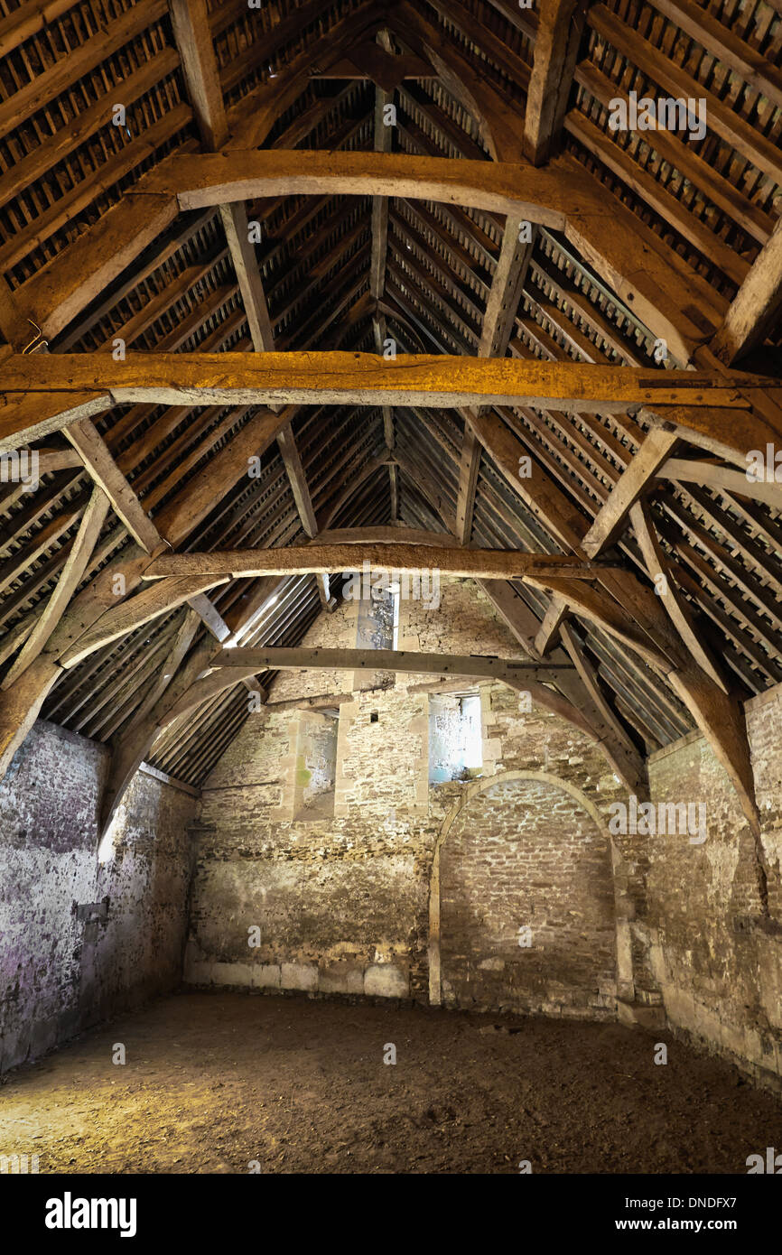Mittelalterliche Tythe Barn in das Dorf Lacock in Wiltshire UK Stockfoto