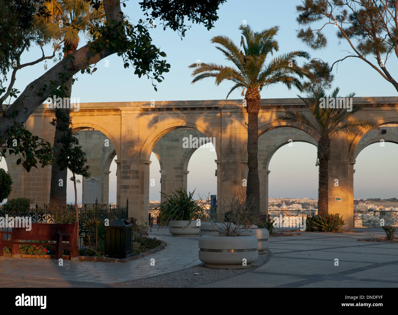Ein Blick auf die Upper Barrakka Gardens, einen öffentlichen Garten und Park in Valletta, Malta. Stockfoto