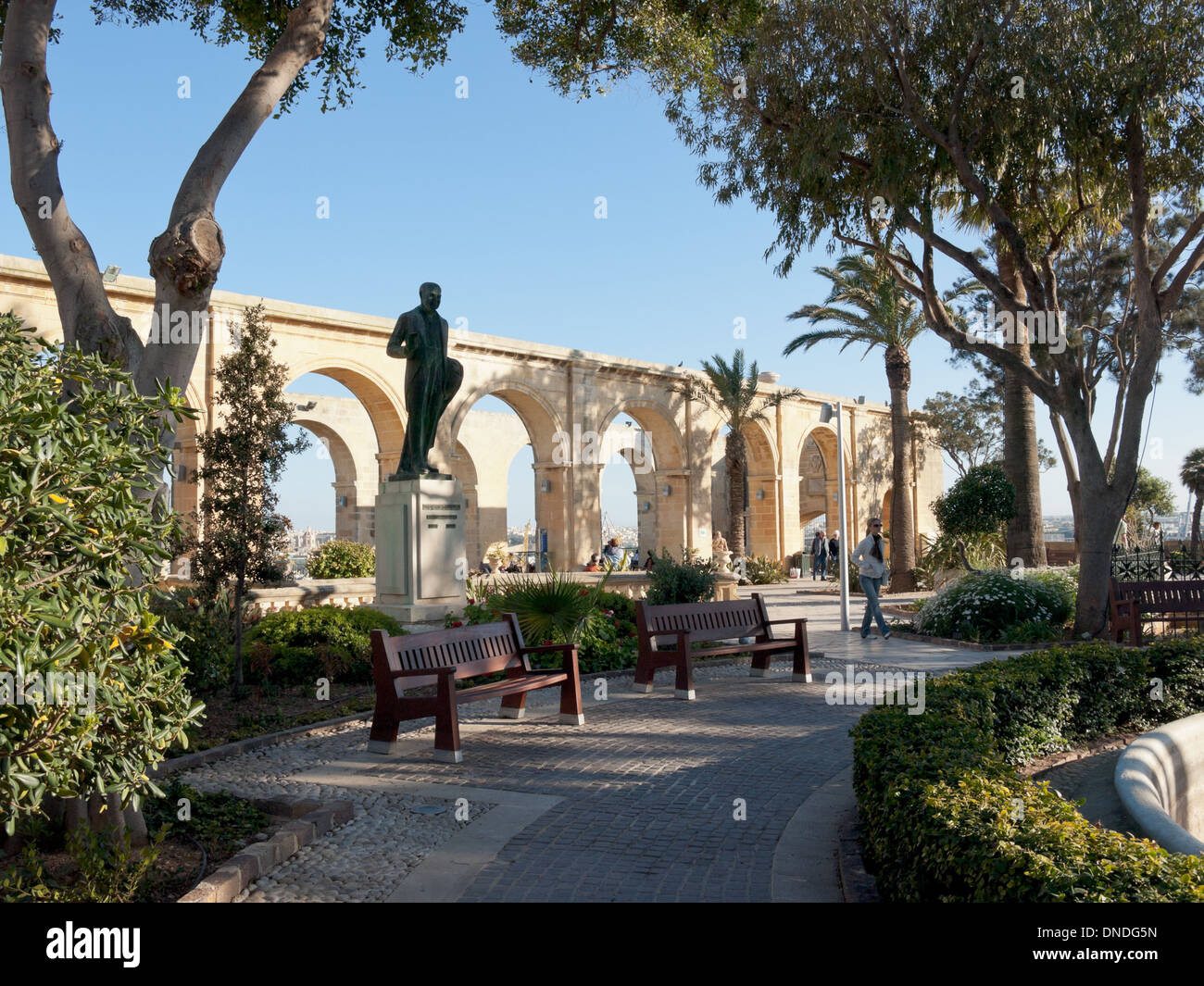 Ein Blick auf die Upper Barrakka Gardens, einen öffentlichen Garten und Park in Valletta, Malta. Stockfoto