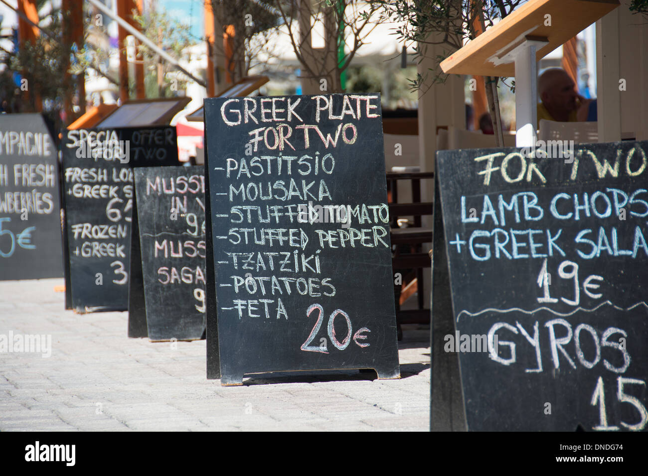 SANTORINI (THIRA), KYKLADEN, GRIECHENLAND. Schultafeln außerhalb einer Taverne Werbung Mahlzeit Angebote. 2013. Stockfoto