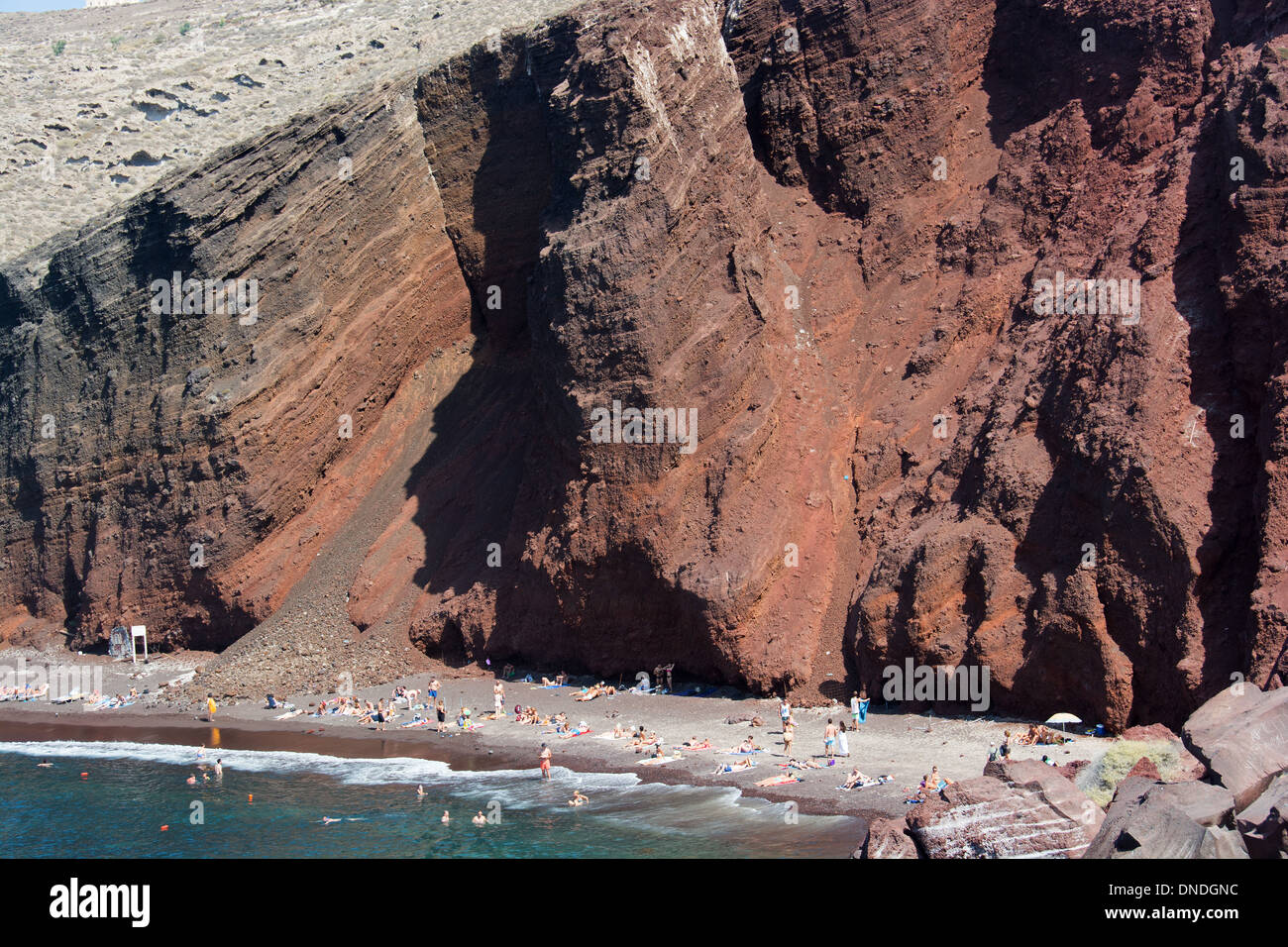 SANTORINI (THIRA), KYKLADEN, GRIECHENLAND. Rote und schwarze Lava Felsen am roten Strand (Kokkini Ammos) in der Nähe von Akrotiri. 2013. Stockfoto