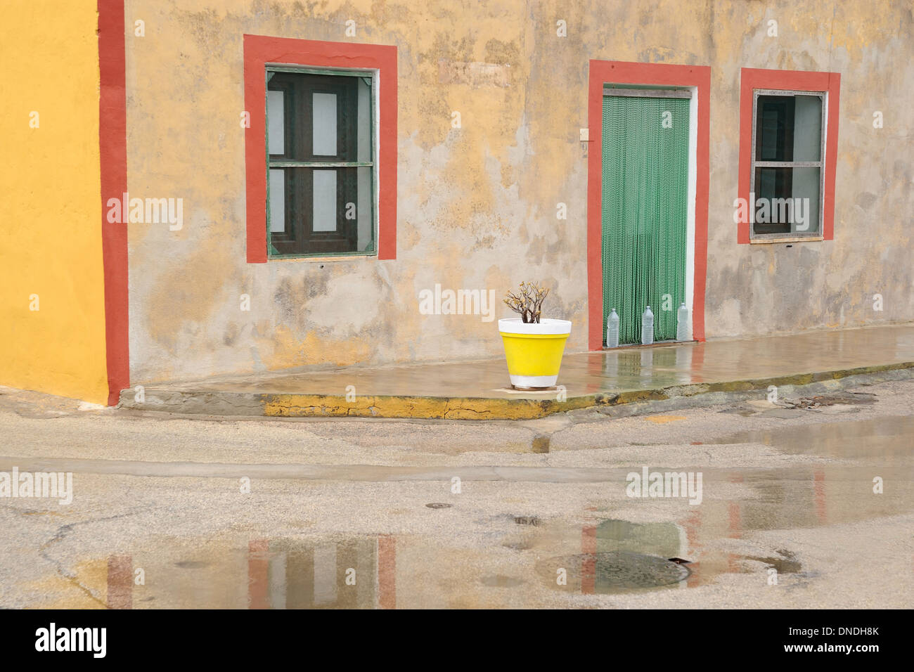 Die linosa typisches Haus whit Streifen um Kante. (Linosa Insel, Sizilien, Italien) Stockfoto