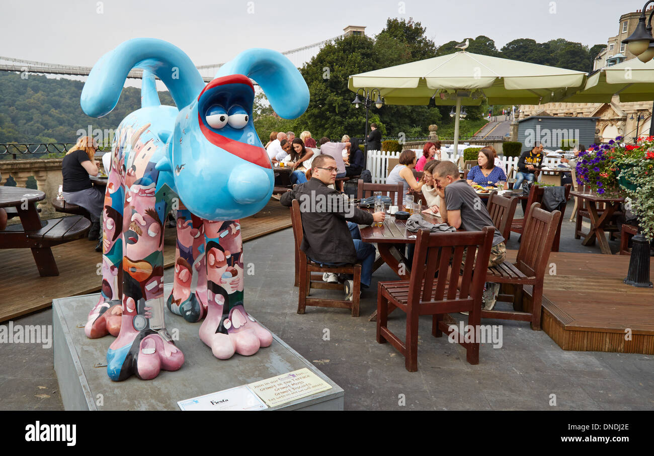 Bristol Gromit Trail 2013 hält ein Willkommen für ein Bier auf der Terrasse des Avon Gorge Hotels in Clifton Stockfoto