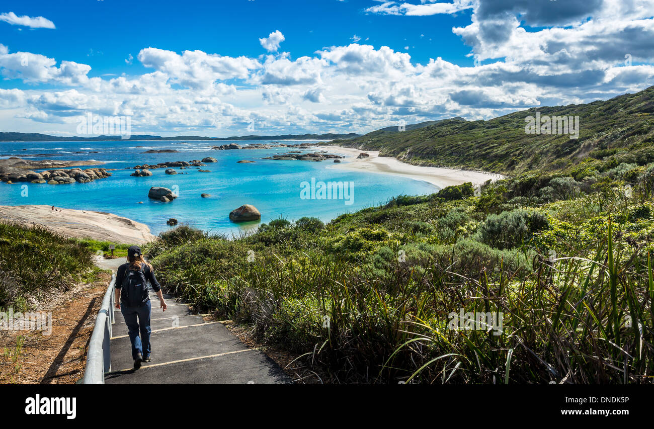 Frau zu Fuß hinunter Greens Pool im William Bay National Park, Western Australia, Australien Stockfoto