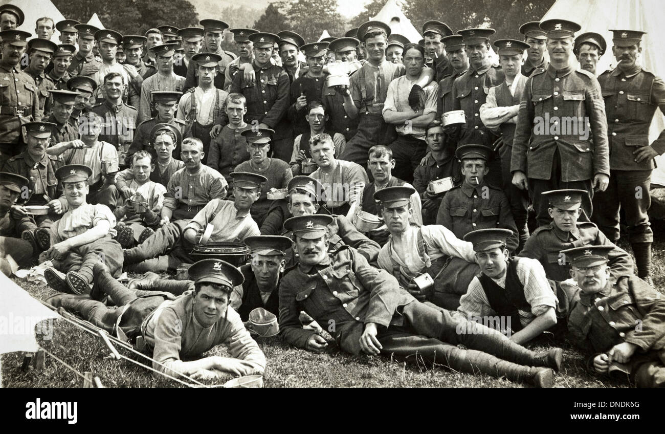 WW1 Soldaten des 2. Bataillons Monmouthshire Regiments in Camp 1914-1918 Krieg abgebildet Stockfoto