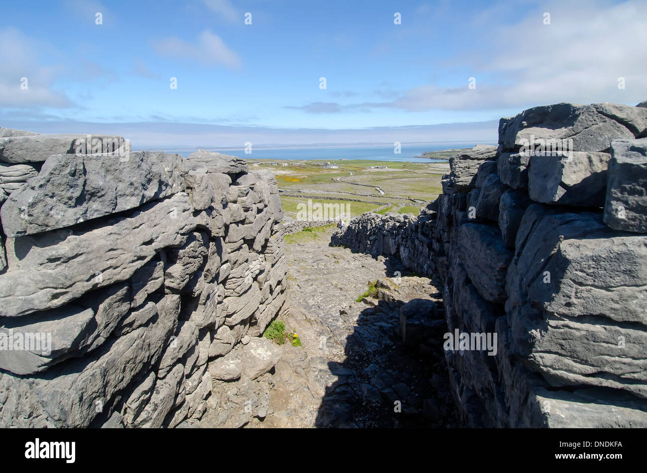 Eingang zum Dun Aengus Bronzezeit Steinkastell auf Inishmore, Aran-Inseln, County Galway, Irland. Stockfoto