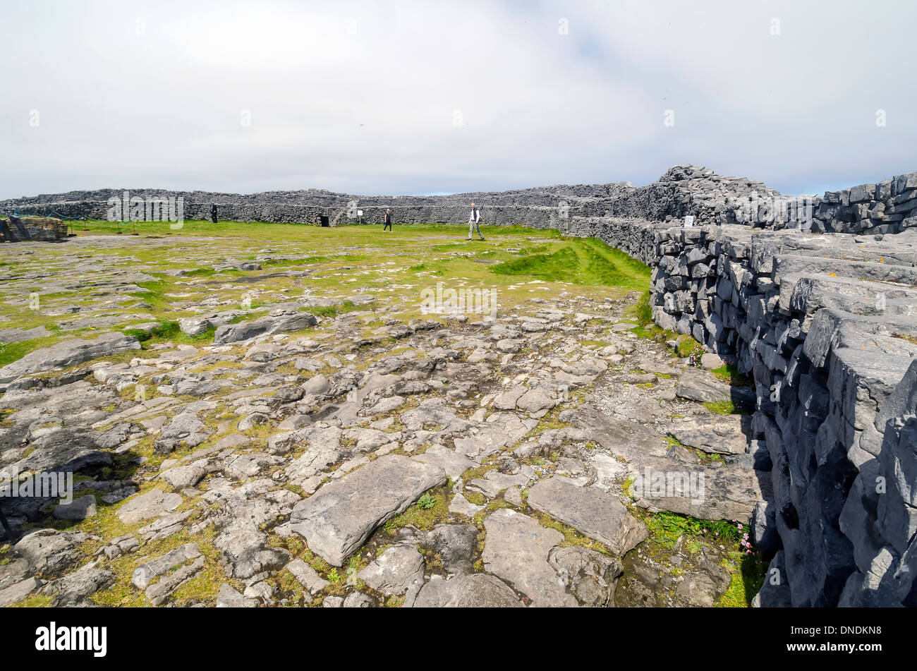 Steinerne Außenring Innenraum bei Dun Aengus Bronzezeit Steinkastell, Inishmore, Aran Islands, Irland. Stockfoto