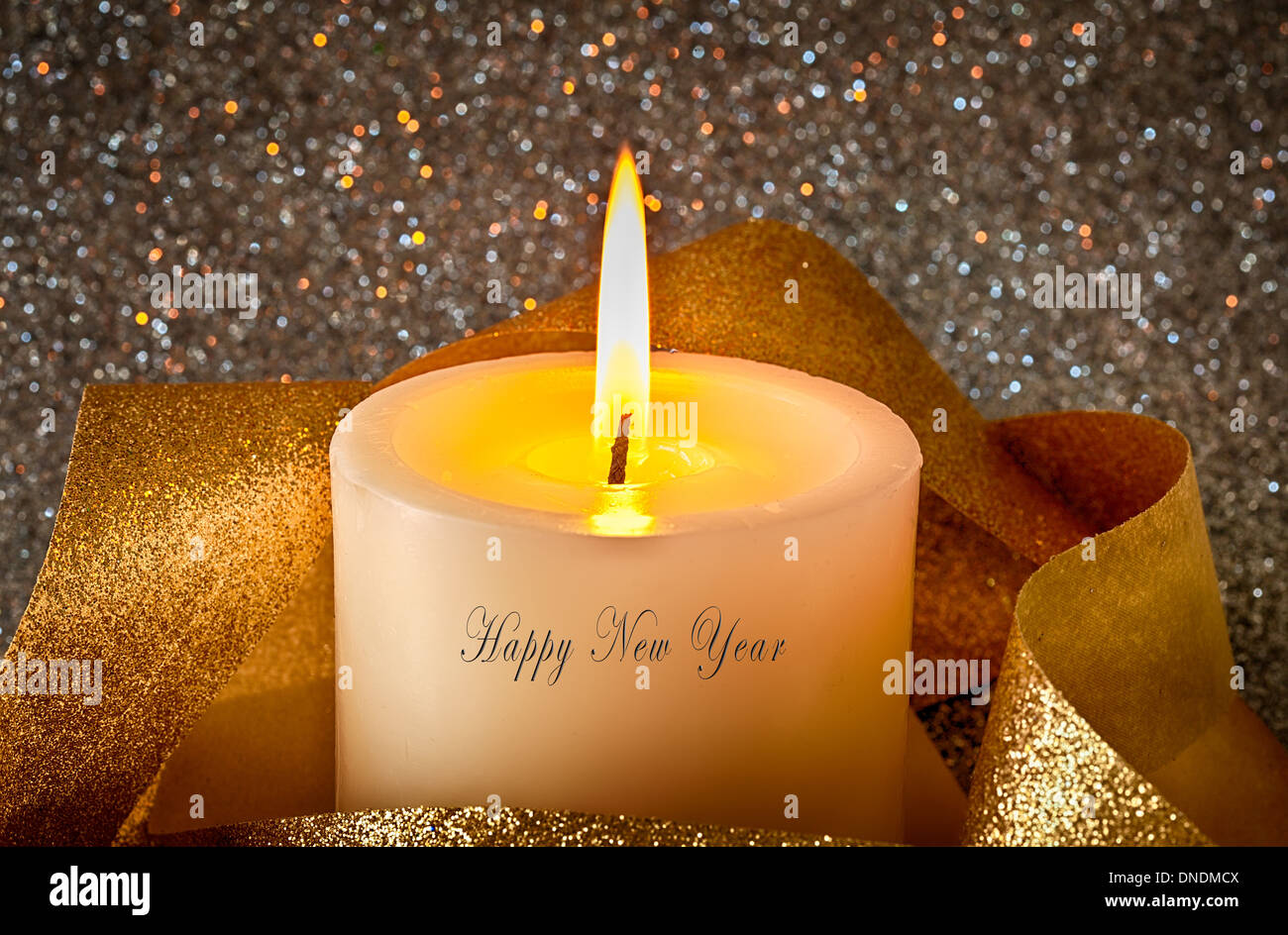 Kerze mit Glitzer und gold und glückliches neues Jahr-text Stockfoto