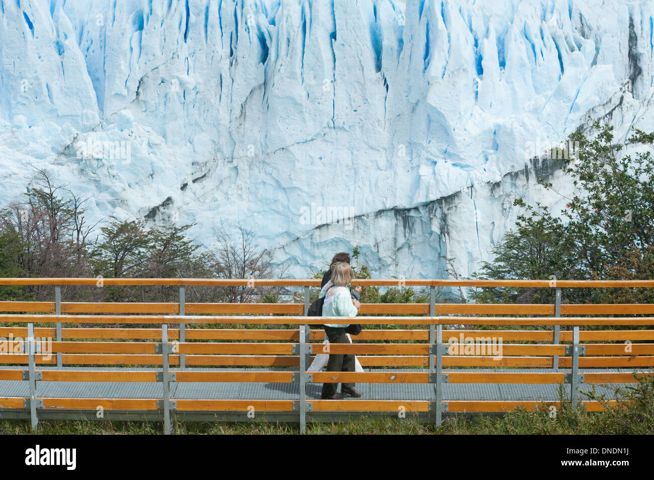 Touristen, die gerade Eisberg, Perito Moreno Gletscher Los Glaciares Nationalpark Argentinien Stockfoto
