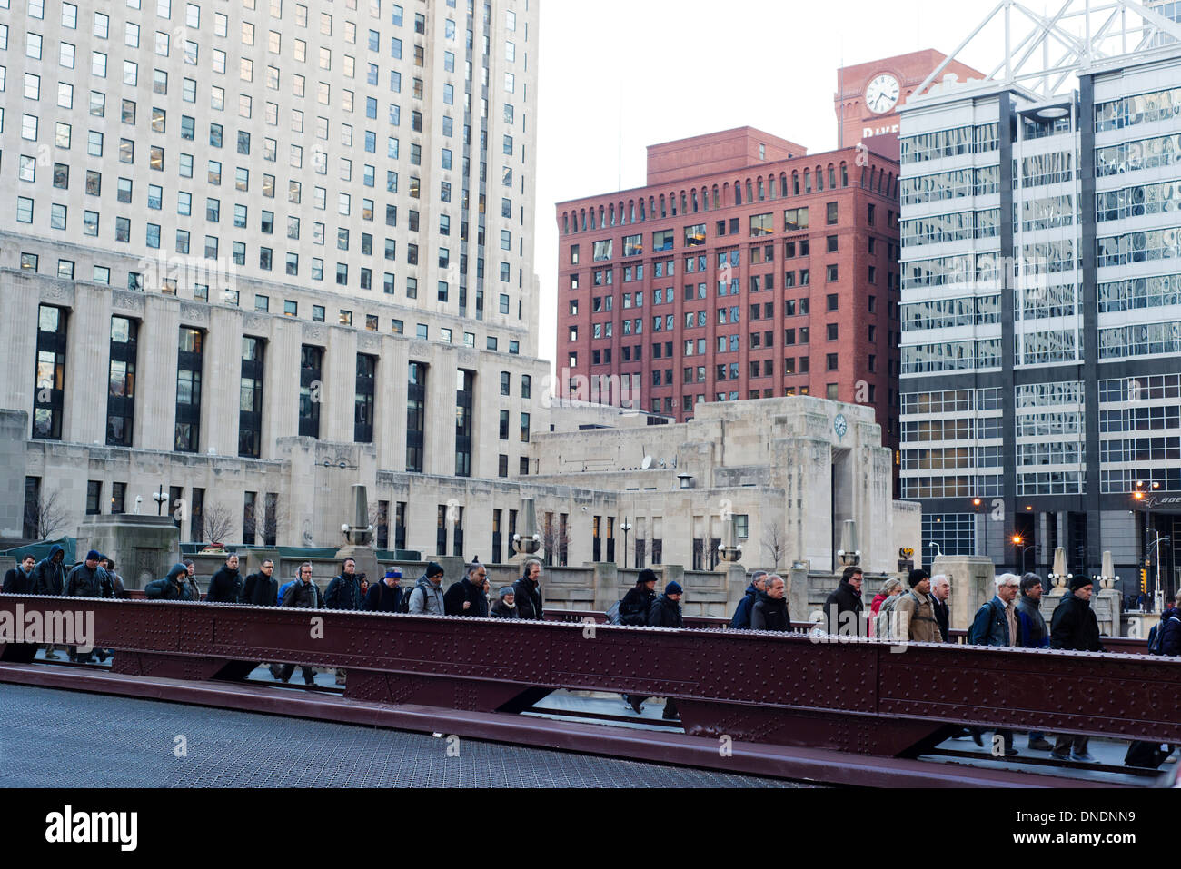 Chicago-Büroangestellte überqueren den Chicago River aus dem Ogilvie Transportation Center Büros in der Innenstadt von Chicago. Stockfoto