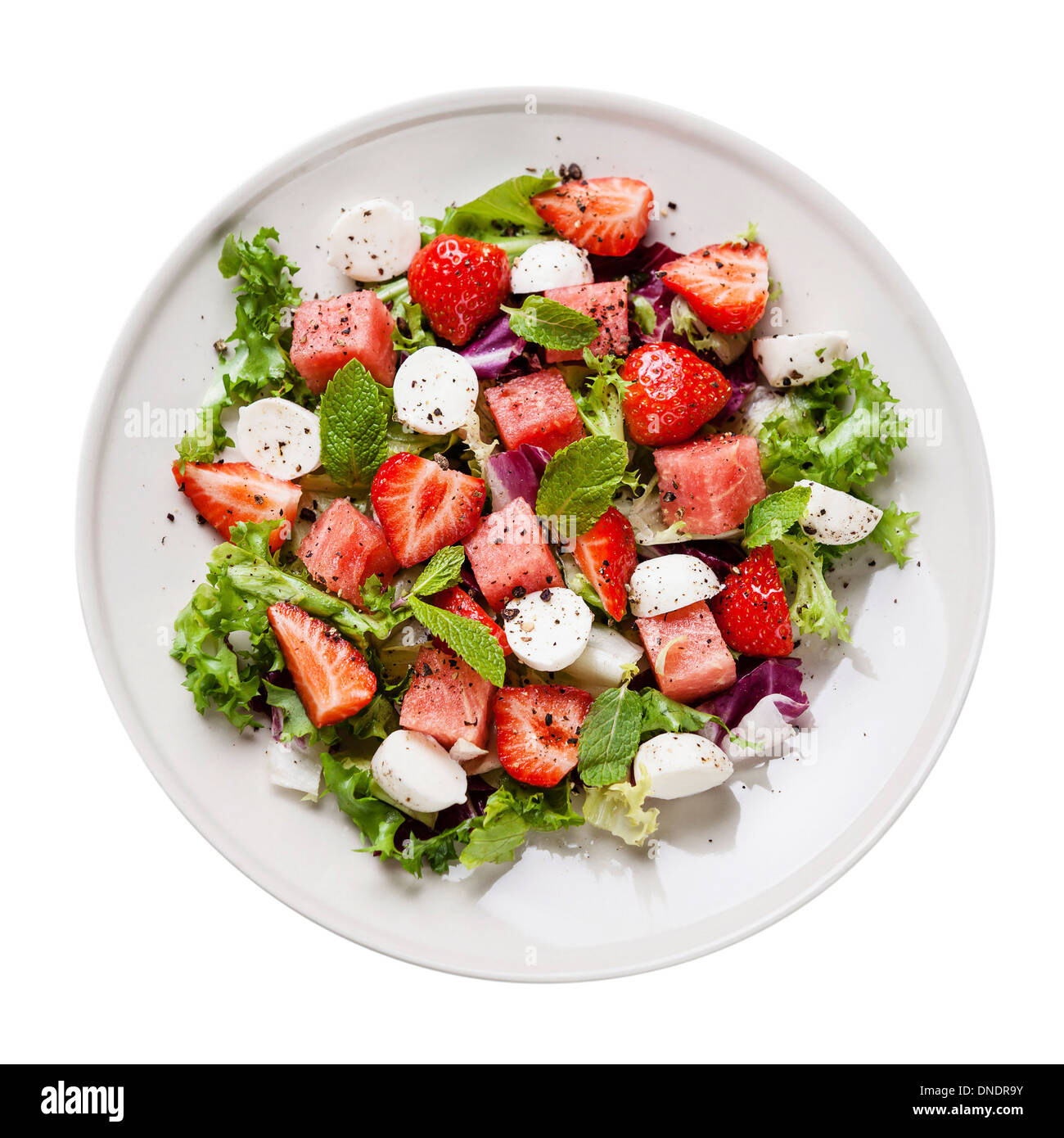 Wassermelonen-Salat mit Mozzarella auf weißem Hintergrund Stockfoto