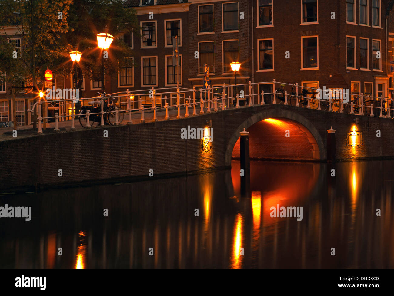 Romantischen Reflexionen über Rapenburg, Leiden, Südholland, Niederlande. Stockfoto