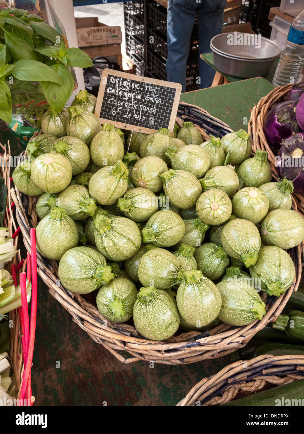 Runde Zucchini Cucurbita Pepo am Cours Saleya Markt, Nizza, Frankreich Stockfoto