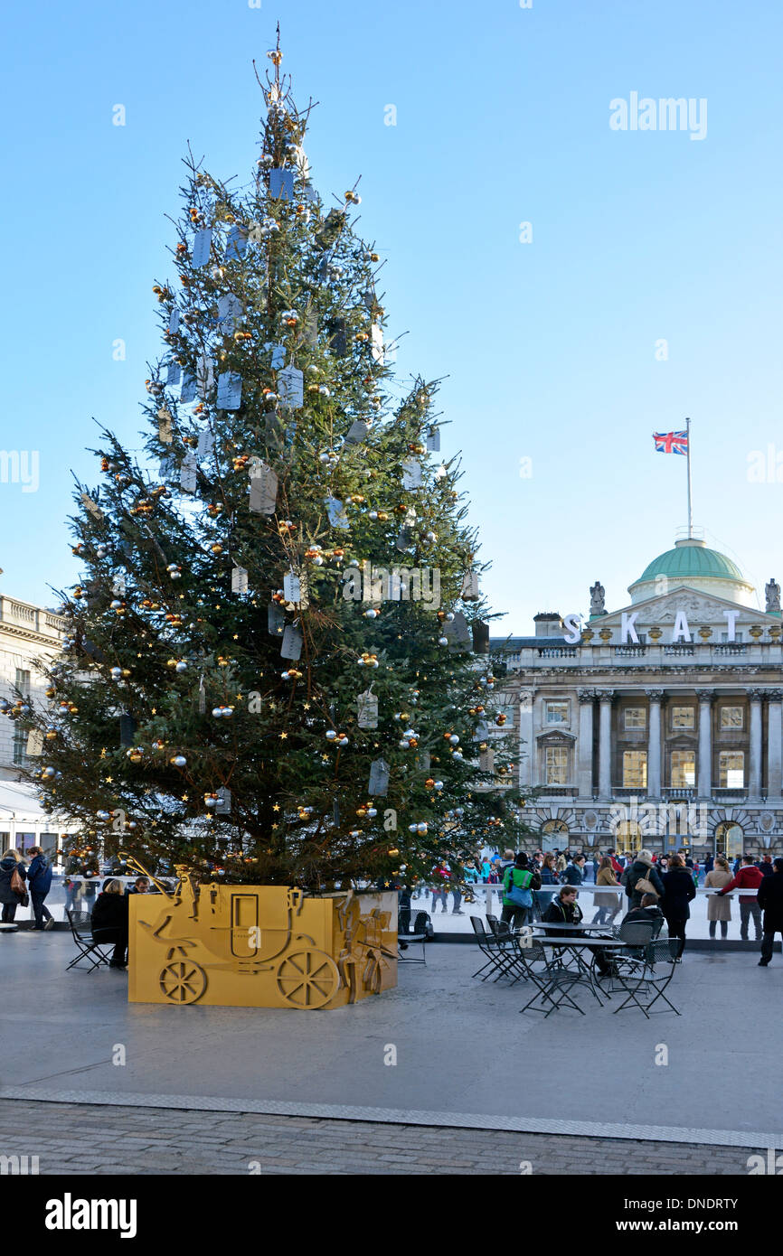 Historischer Innenhof des Somerset House mit Weihnachtsbaumschmuck und Menschen, die Eislaufbahn im Freien im Strand London England UK genießen Stockfoto