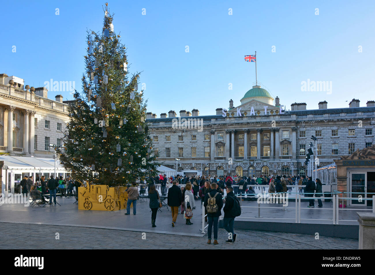 Historischer Innenhof des Somerset House mit Weihnachtsbaumschmuck und Menschen, die Eislaufbahn im Freien im Strand London England UK genießen Stockfoto
