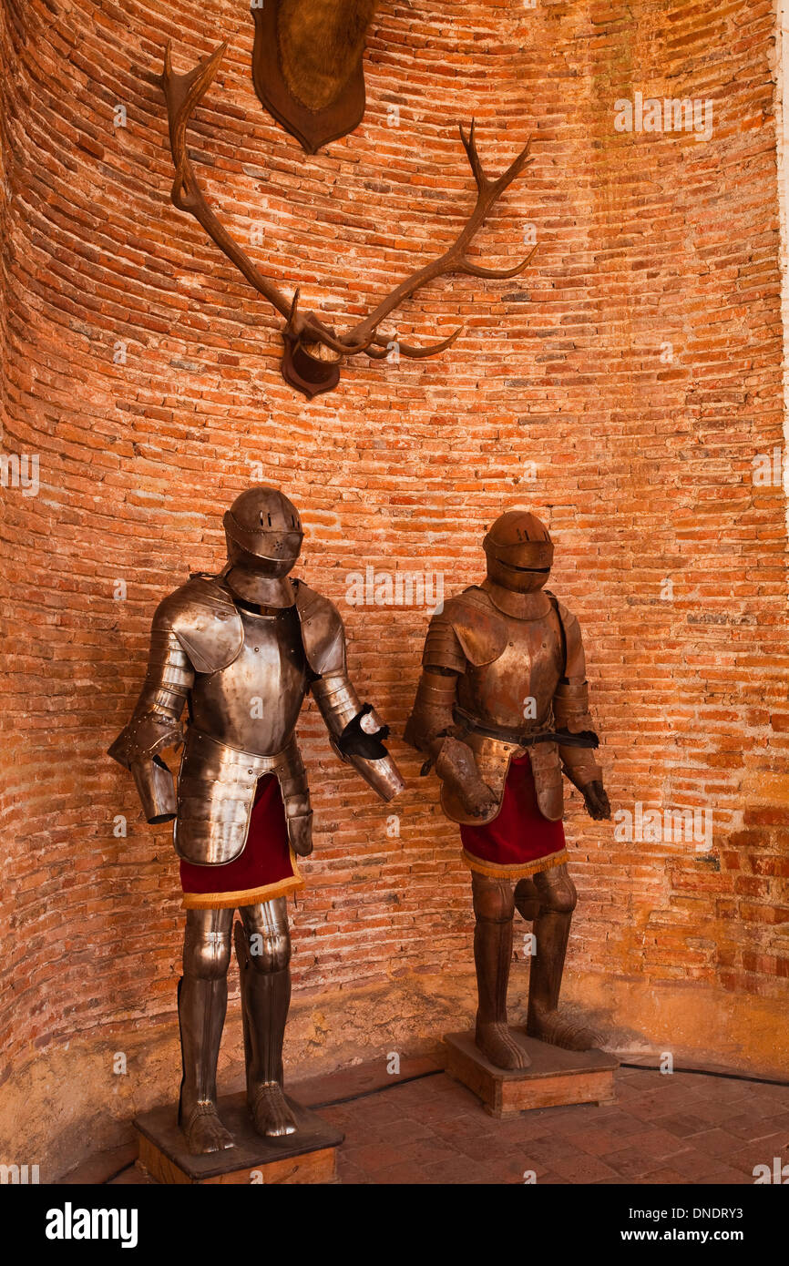 Klagen der Rüstung in Saint-Fargeau Schloss in Burgund, Frankreich. Stockfoto