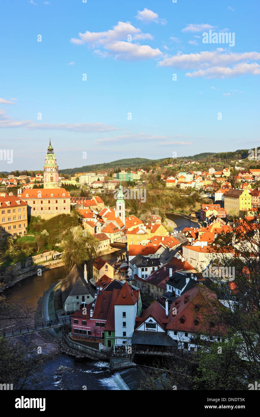 Gesamtansicht von oben von der Unesco-Listedtown von Cesky Krumlov und die Mäander des Flusses Vltava durch sie Tschechische Republik Stockfoto