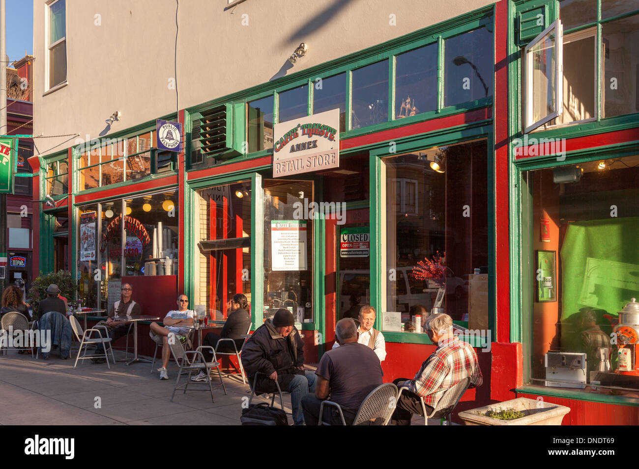 Menschen, die Entspannung im Café Trieste in Vallejo Street in italienischen Viertel von San Francisco, USA Stockfoto