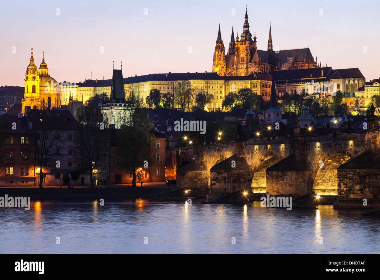 Karlsbrücke, Burg und Kathedrale beleuchtet in der Abenddämmerung, Prag, Tschechische Republik Stockfoto