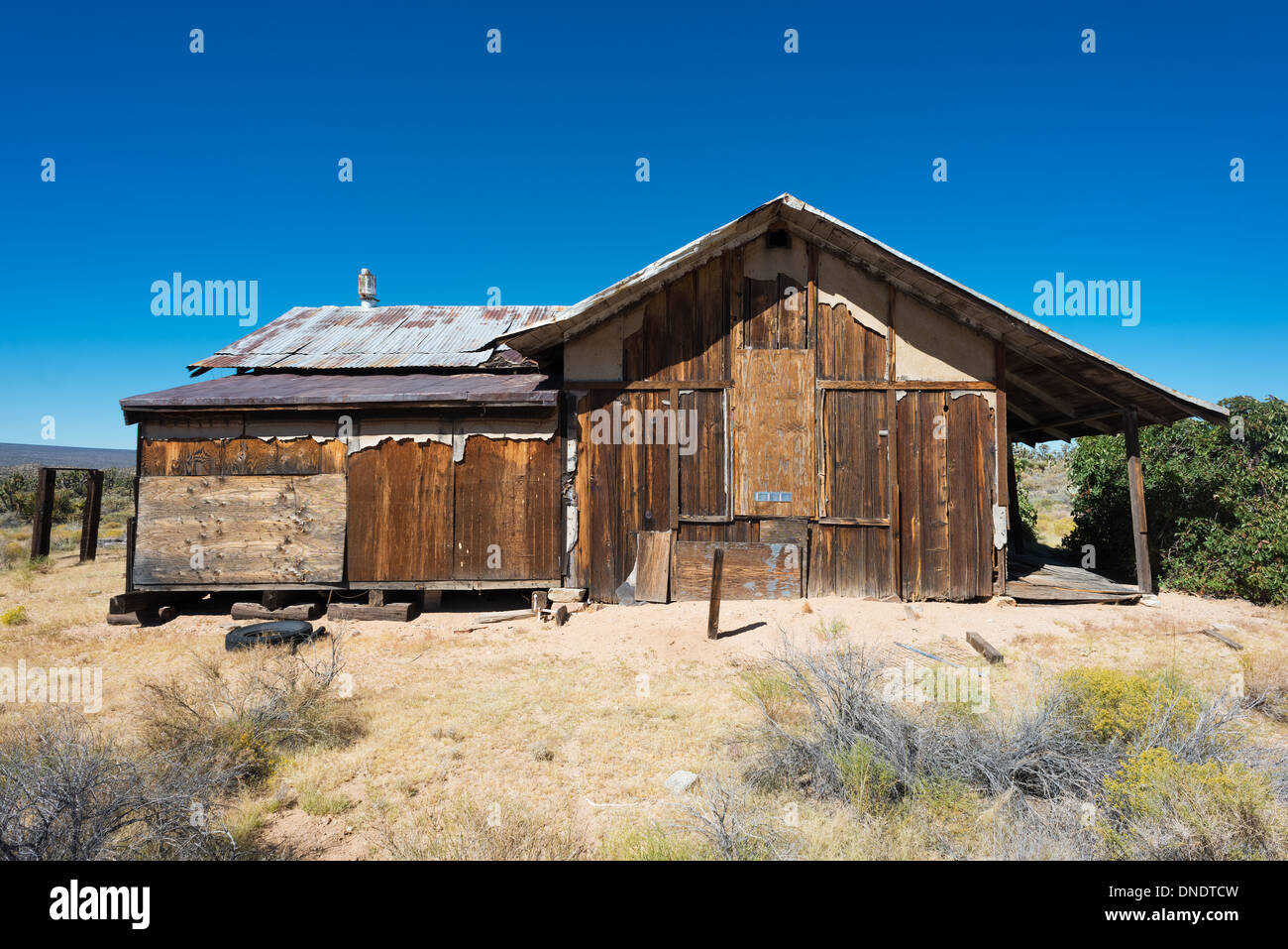 Verlassenes Holzhaus in der Wüste Stockfoto