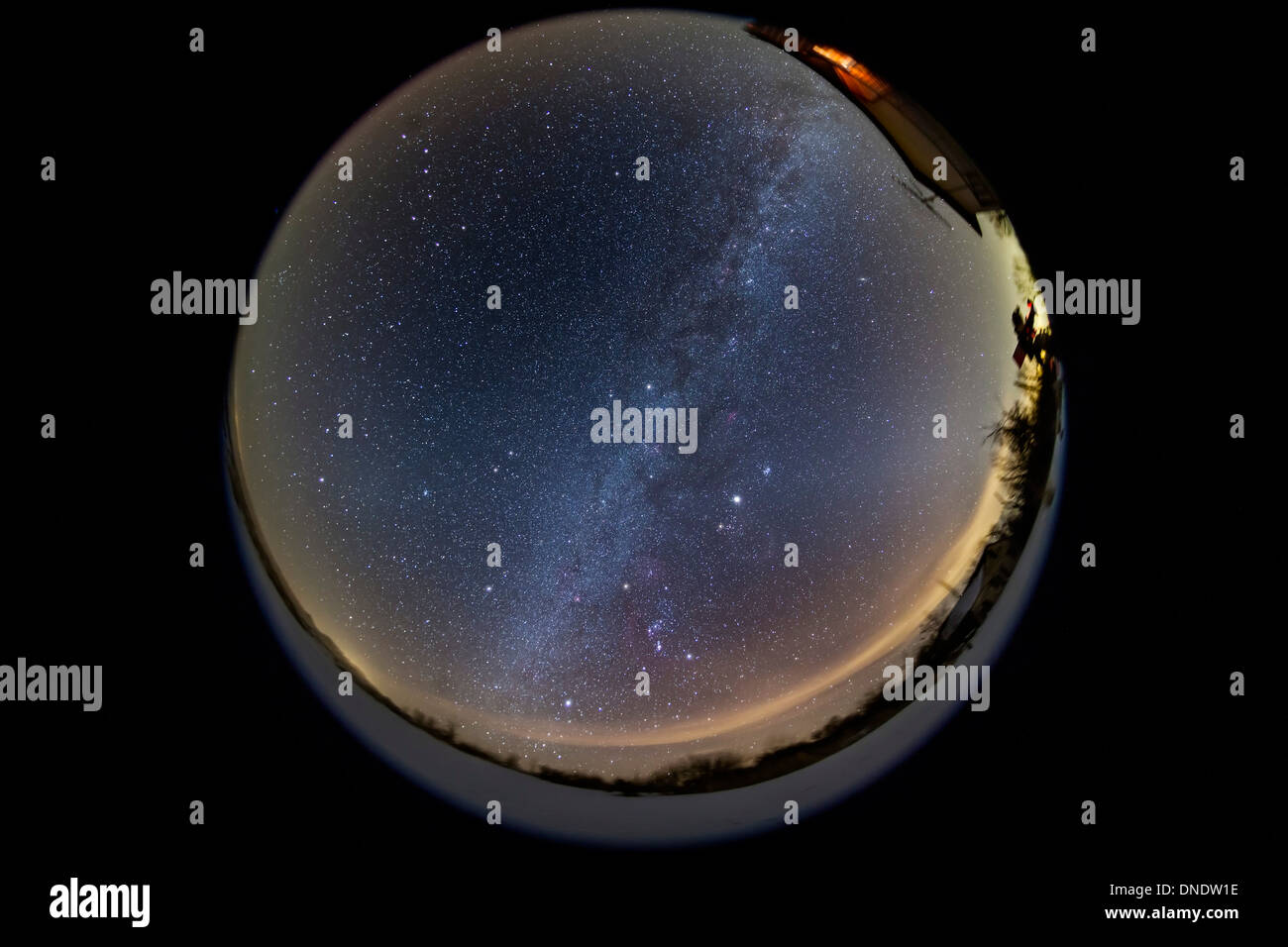 Fisheye-Objektiv-Blick auf den nördlichen Winterhimmel. Stockfoto