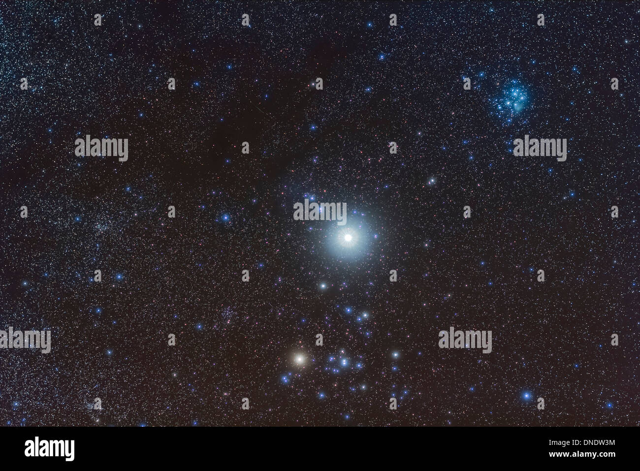 Jupiter im Sternbild Stier mit deep-Sky Objekte. Stockfoto