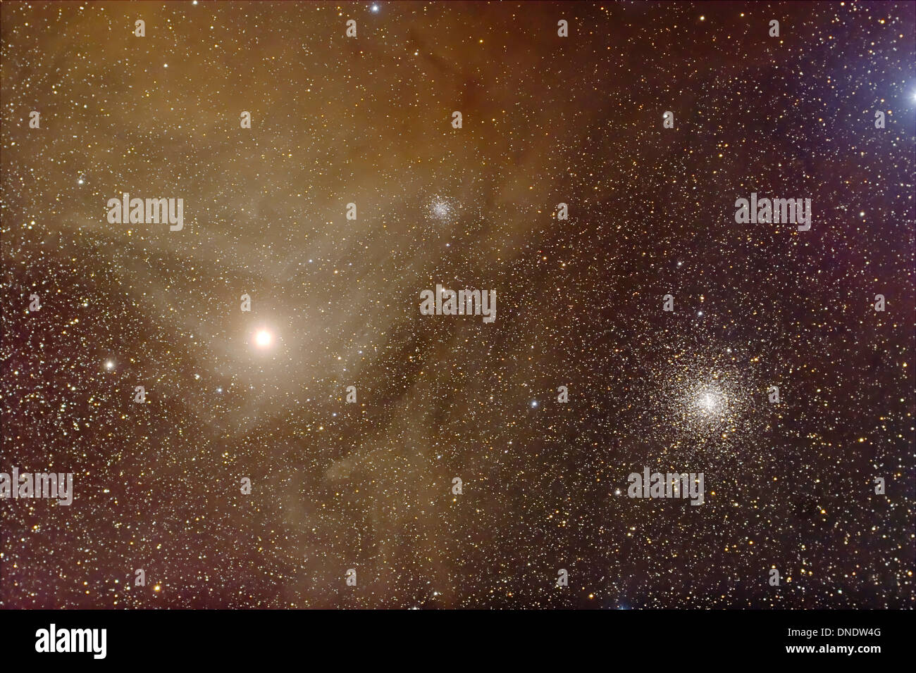 Messier 4 und NGC 6144 Kugelsternhaufen im Sternbild Scorpius, mit den roten Überriesen Stern Antares. Stockfoto