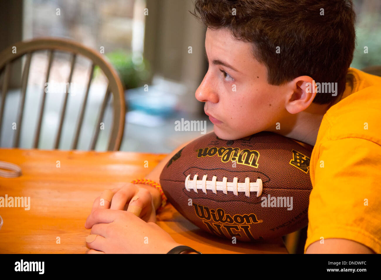 Washington, DC - High-School-Neuling Joey West, 15, mit seinem Fußball. Stockfoto