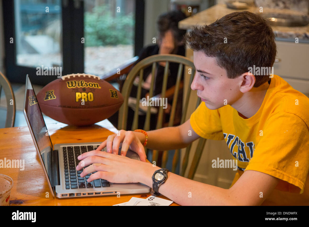 Washington, DC - High-School-Neuling Joey West, 15, arbeitet an seinem Laptop. Stockfoto