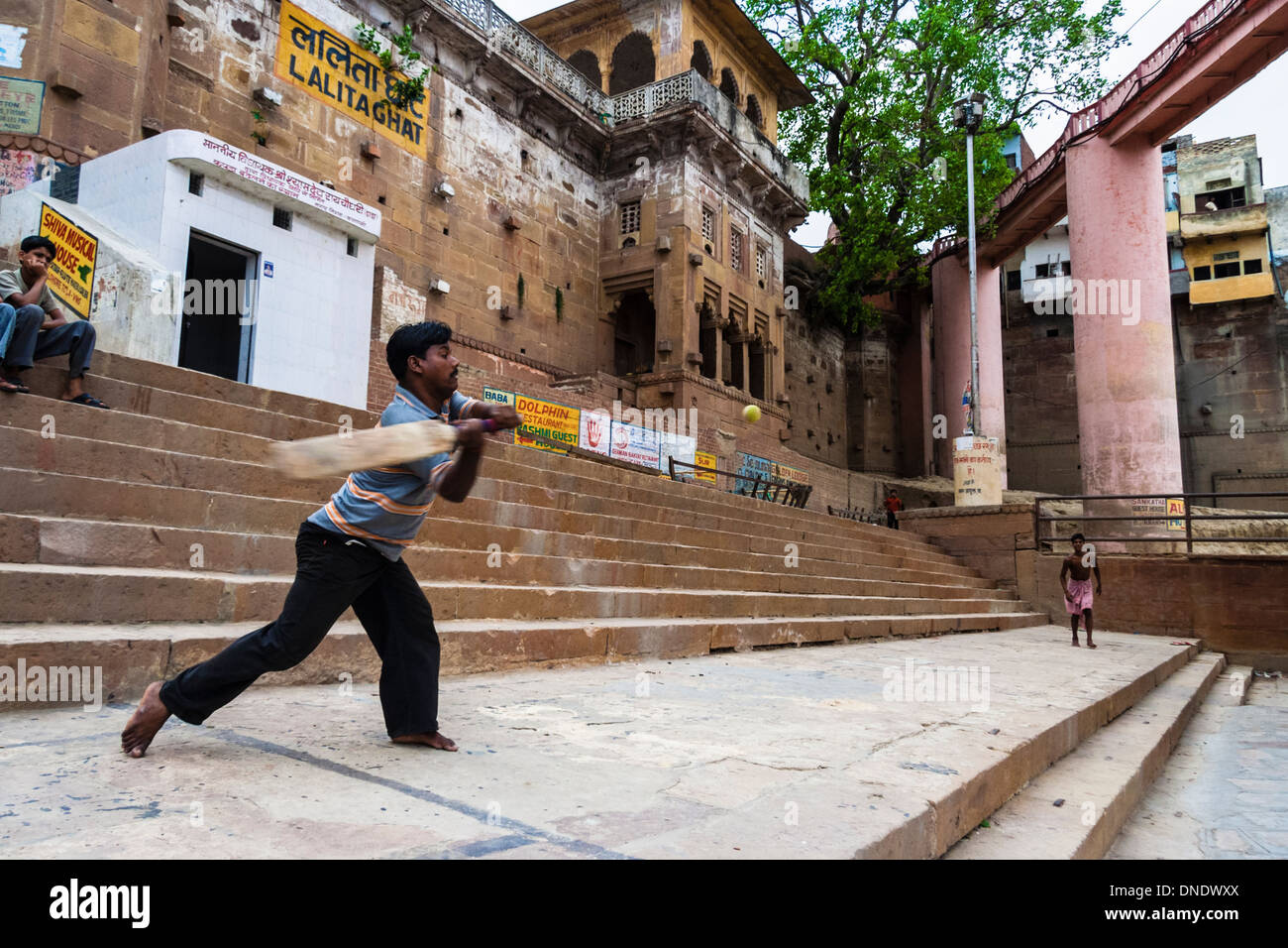 Inder Cricket spielen, an den Ghats von Varanasi, Indien Stockfoto
