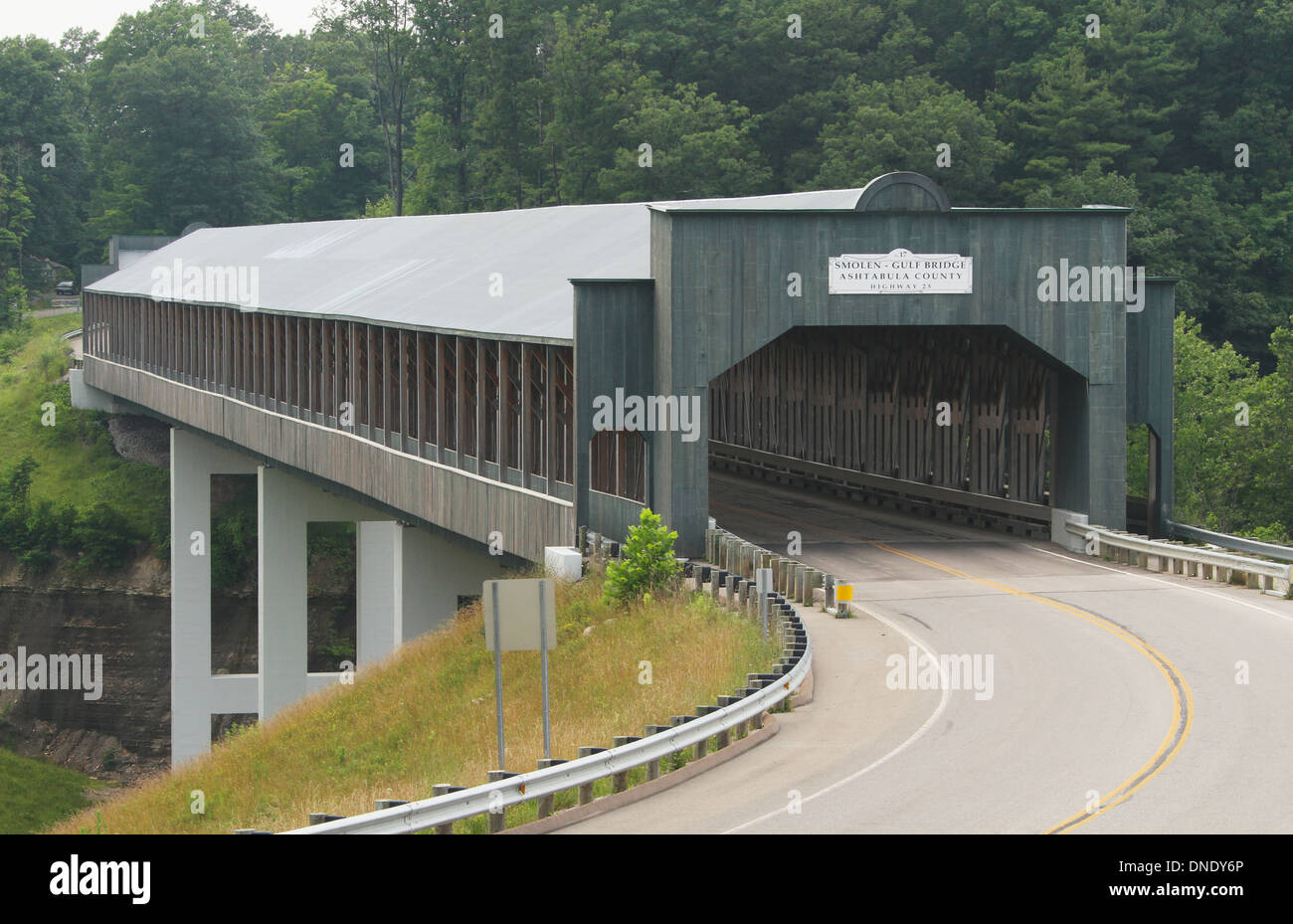 Smolen-Golf Covered Bridge. Ashtabula County, Parkwood Dorf, Ashtabula, Ohio, Vereinigte Staaten von Amerika. Stockfoto