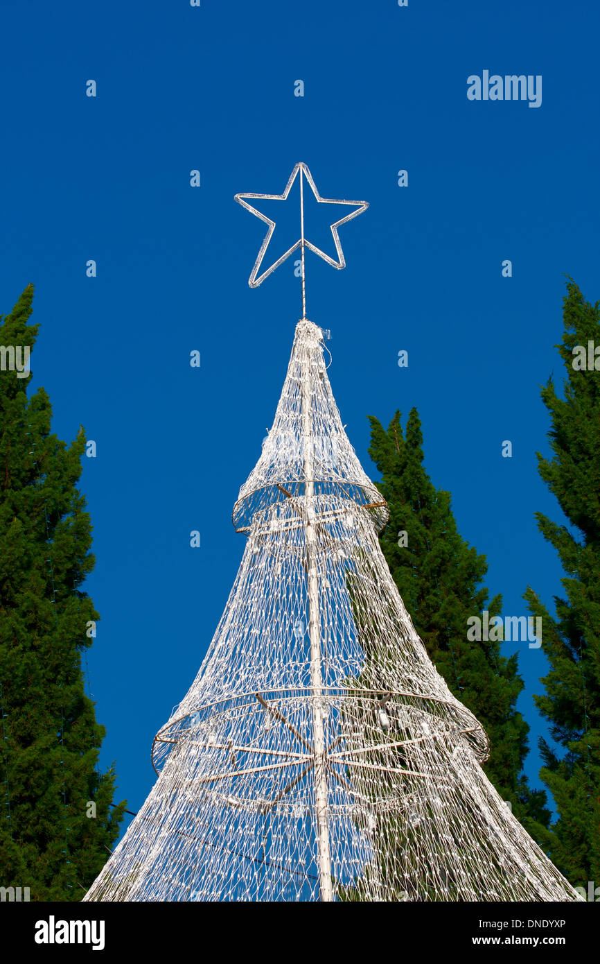 Weihnachtsbaum künstlich und blauen Himmelshintergrund Stockfoto