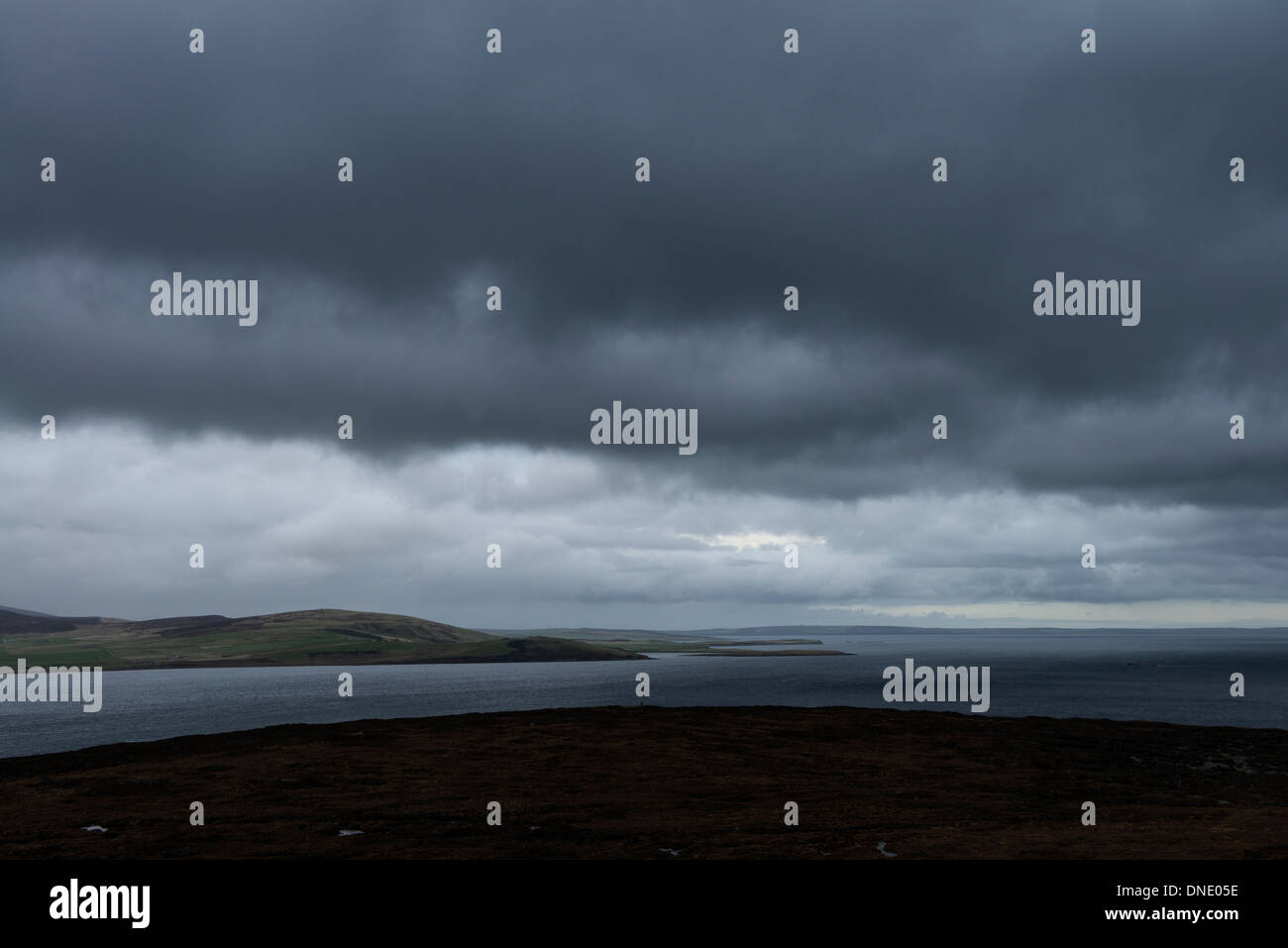 Blick von Hoy in Scapa Flow auf Orkney Festland, Schottland Stockfoto