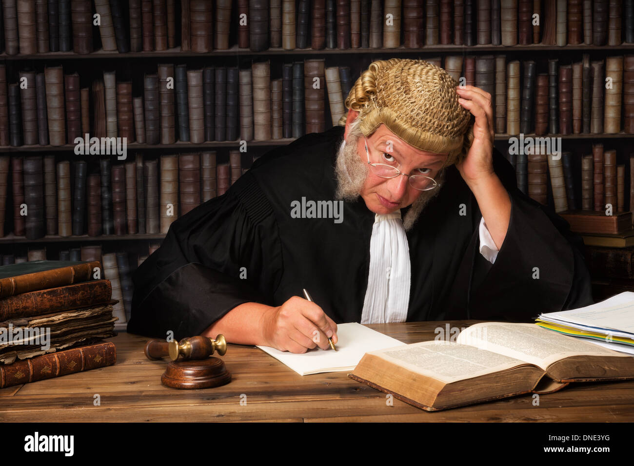 Reifen Richter mit authentischen Gericht Perücke und Hammer vor Gericht Stockfoto