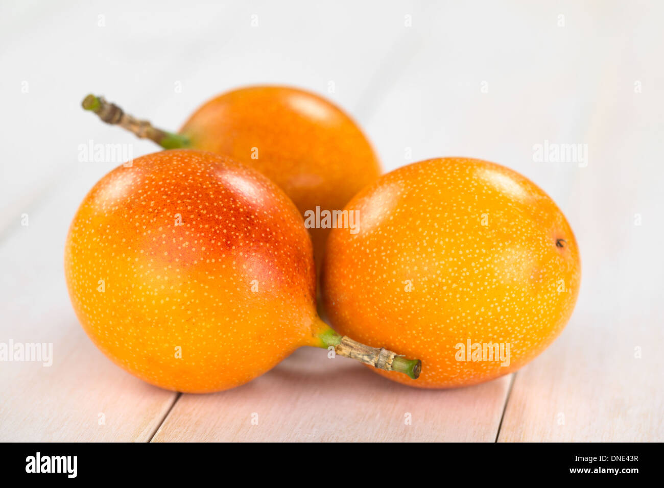Süße Granadilla oder Grenadia (lat. Passiflora Ligularis), von denen die Samen und die umliegenden saftiges Fruchtfleisch wird gegessen Stockfoto