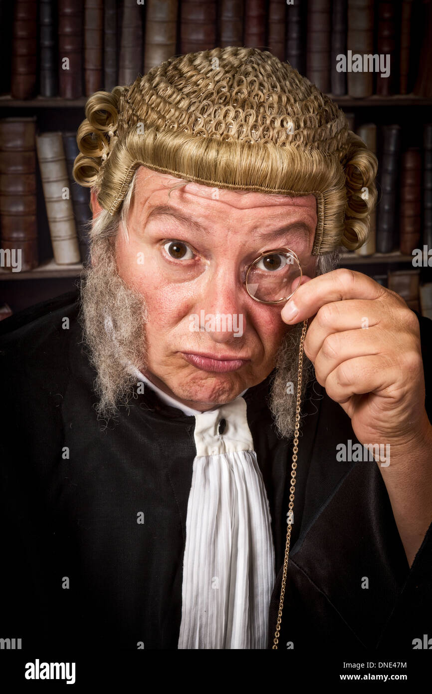 Vintage Richter Blick durch ein Monokel vor Gericht Stockfoto