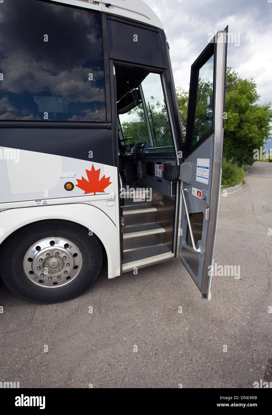 Touristenbus mit offenen Tür und willkommene Matte. Stockfoto