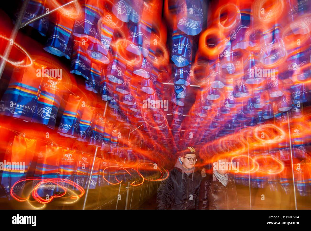 Toronto, Kanada. 23., 2013. Die Menschen gehen durch den Tunnel der Wunsch Laternen während 2013 Winterfestival of Lights in Niagara Falls, Ontario, Kanada, 23. Dezember 2013. Ein Lichter-Winterfestival für Urlaub Feier ist hier vom 9. November 2013 bis 31. Januar 2014 statt. Bildnachweis: Zou Zheng/Xinhua/Alamy Live-Nachrichten Stockfoto Toronto, Kanada. 23., 2013. Die Menschen gehen durch den Tunnel der Wunsch Laternen während 2013 Winterfestival of Lights in Niagara Falls, Ontario, Kanada, 23. Dezember 2013. Ein Lichter-Winterfestival für Urlaub Feier ist hier vom 9. November 2013 bis 31. Januar 2014 statt. Bildnachweis: Zou Zheng/Xinhua/Alamy Live-Nachrichten Stockfoto