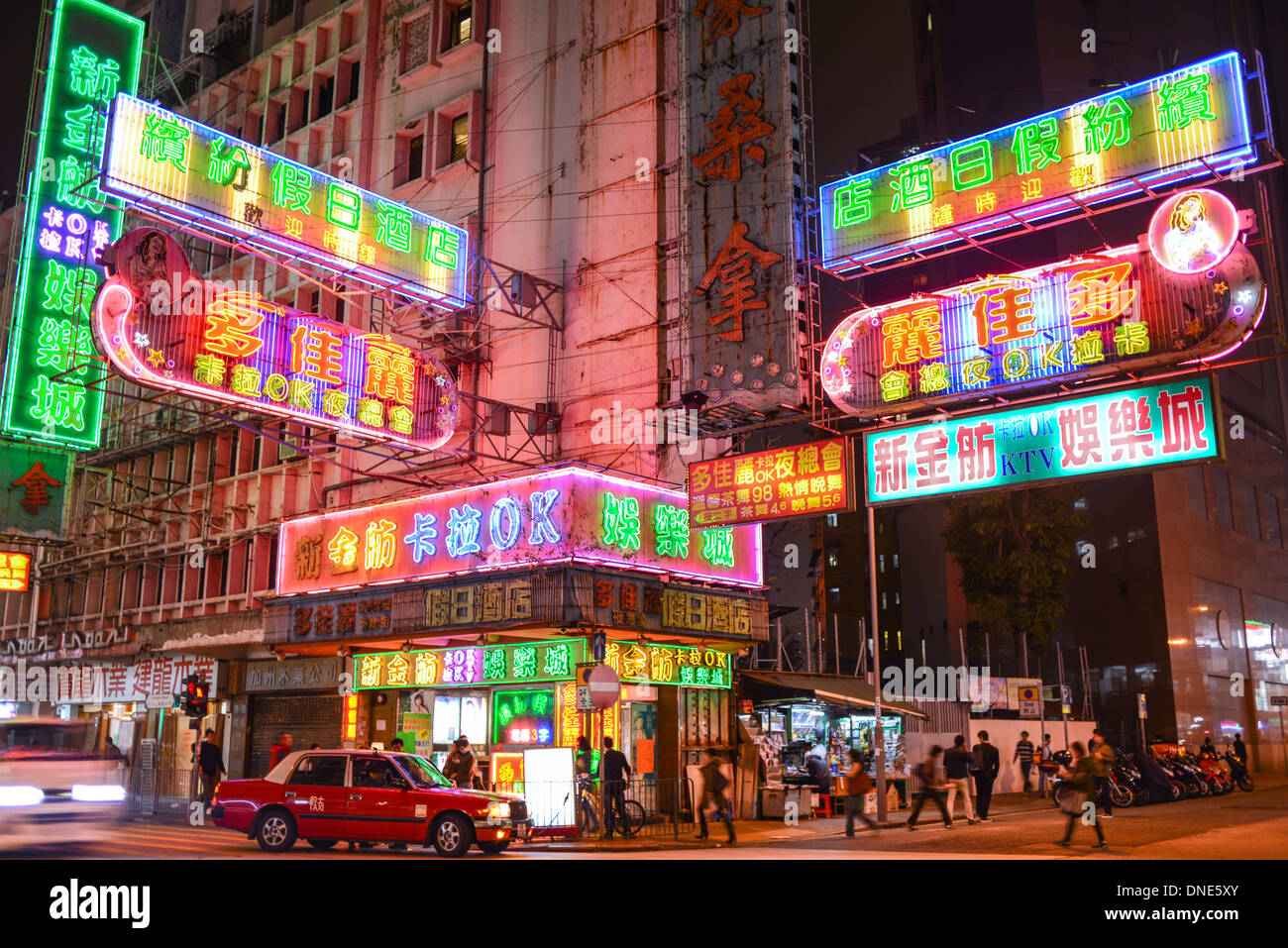 Hong Kong, China-12. Dezember 2013: Straßenszene in Mongkok. Bunte Straße beleuchtet in der Nacht einkaufen. Mongkok ist ein distri Stockfoto
