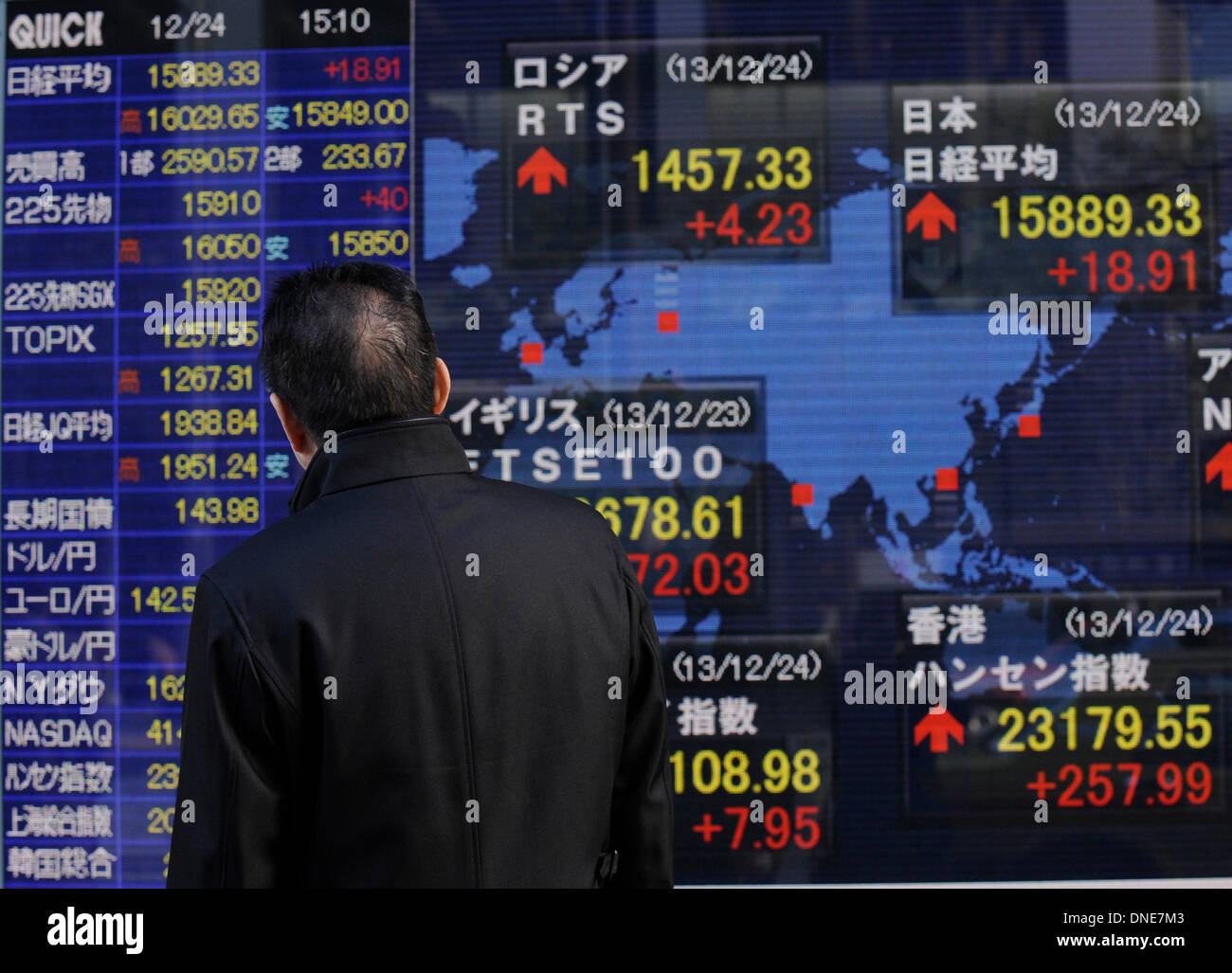 Tokio, Japan. 24. Dezember 2013. Ein Mann blickt auf eine elektronische Schalttafel Aktienindizes in Tokio, Japan, 24. Dezember 2013 zeigen. 225-Thema Nikkei Stock Average beendete 18,91 Punkte höher als am vergangenen Freitag im 15,889.33, seine Siegesserie um ein Fünftel Tag Markt erweitern. Bildnachweis: Stringer/Xinhua/Alamy Live-Nachrichten Stockfoto