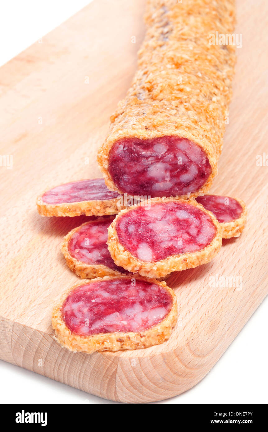 ein anderes, eine spanische Wurst mit Zwiebel auf ein Schneidebrett beschichtet Stockfoto