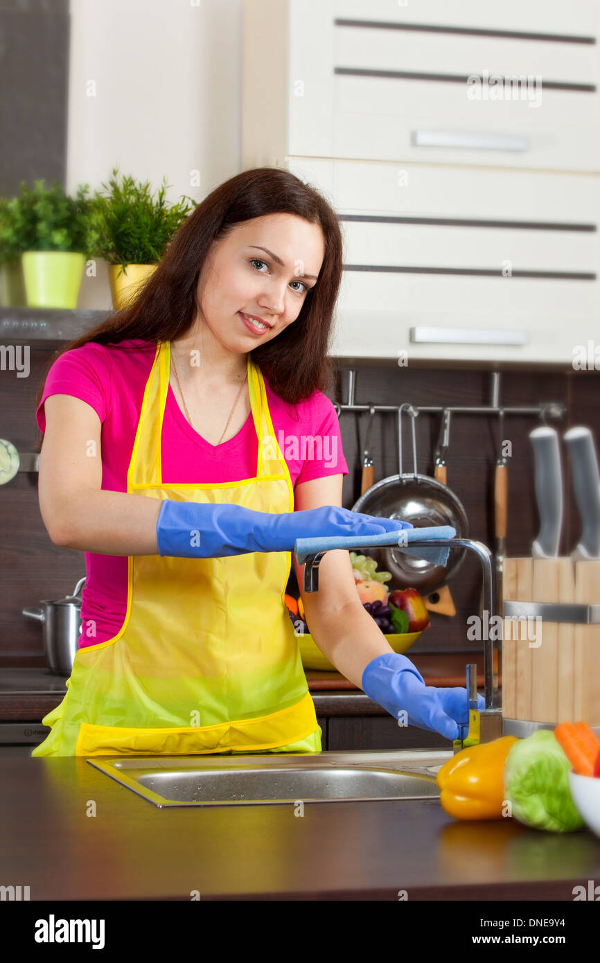 Junge, schöne Frau reinigt und wäscht Küche Stockfoto
