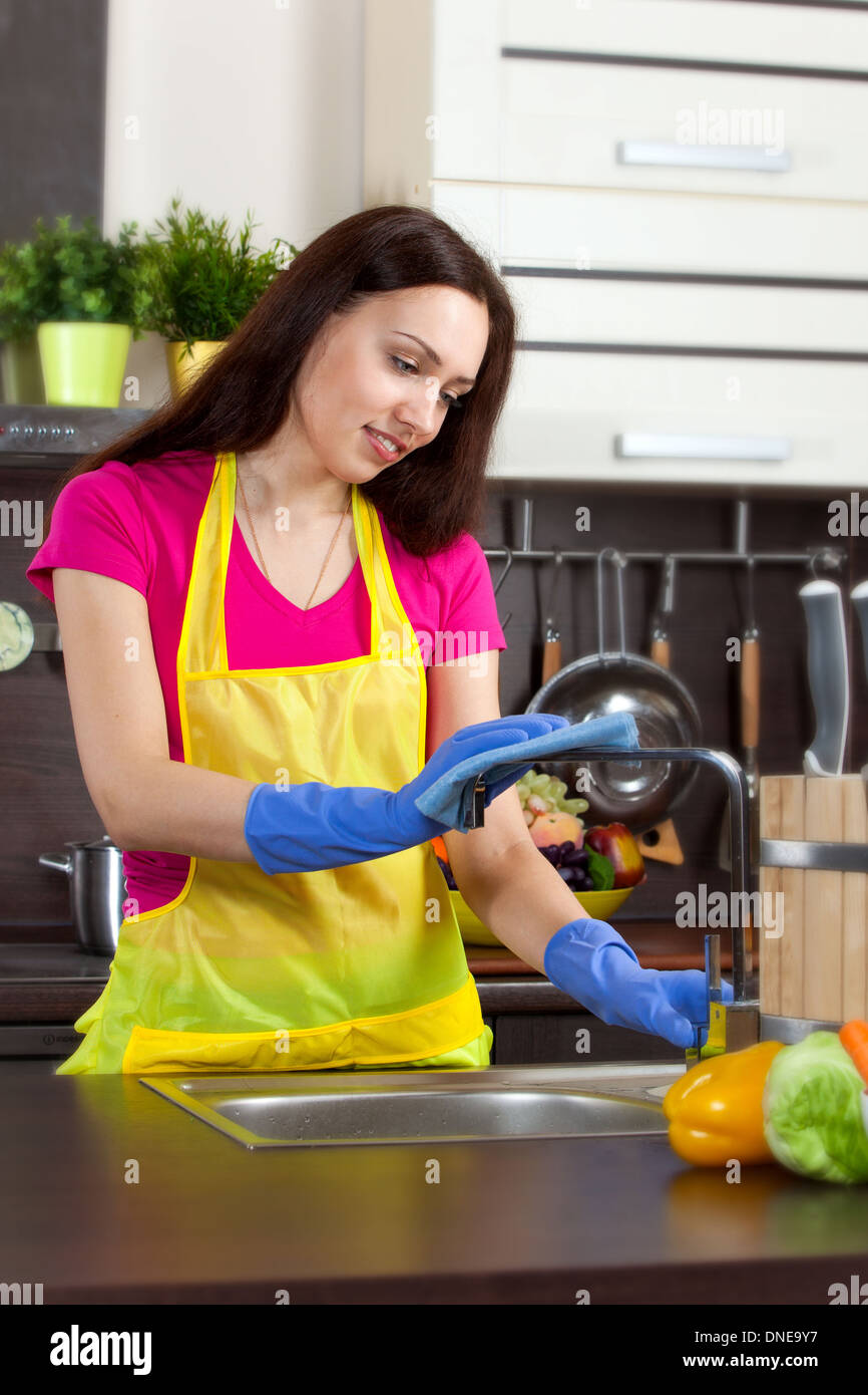Junge, schöne Frau reinigt und wäscht Küche Stockfoto