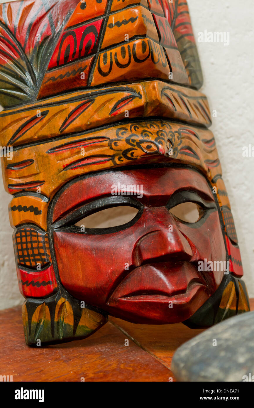 handgemachte traditionelle Maya-Masken auf einem Regal in Belize  Stockfotografie - Alamy