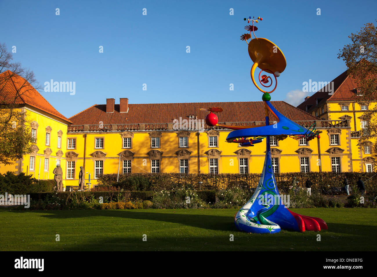 Skulptur Solara Schweizer Künstlerin Claire Ochsner vor dem Schloss Osnabrück, Osnabrück, Niedersachsen, Deutschland Stockfoto