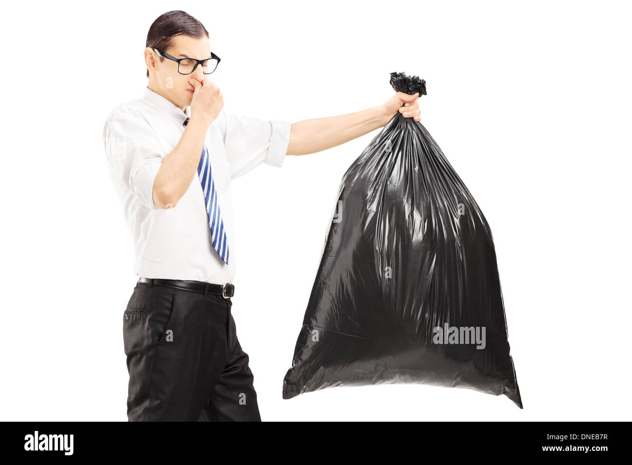 Männliche schließen seine Nase und trägt einen stinkenden Müllsack Stockfoto